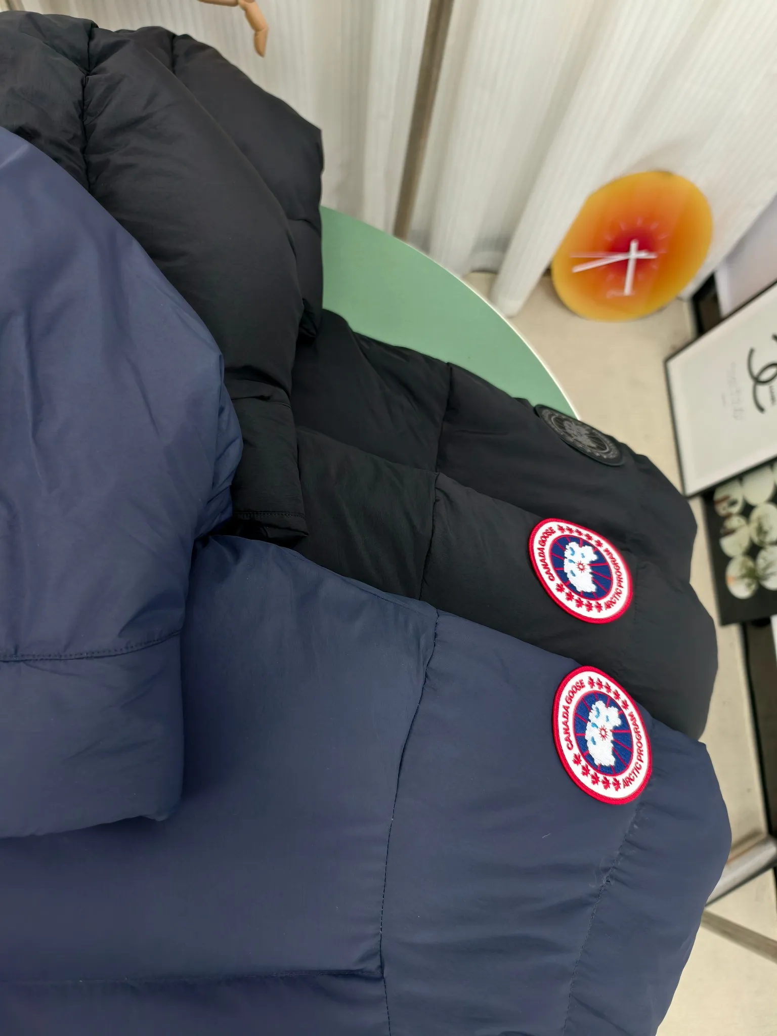 P1040————2800M (same style for men and women) Canada goose Lawrence long down jacket The Lawrence long down jacket provides basic protection for daily adventures and is made of sustainable Enduraluxe fabric with a practical soft touch. It has a quilted body and adjustable hood. Filled with extremely fluffy duck down. The adjustable down-filled connected hood and chin-protecting suede knitted stand-up collar are soft and extra-comfortable. Tapered rib-knit cuffs improve comfort and seal in heat. There are two zippered side vents at the bottom of the jacket for increased range of motion and ventilation. It has a longer hem at the back for added protection and reflective double stripes on the back. Color: black with red label, black with black label, navy blue with red label Size: XS-2XL
